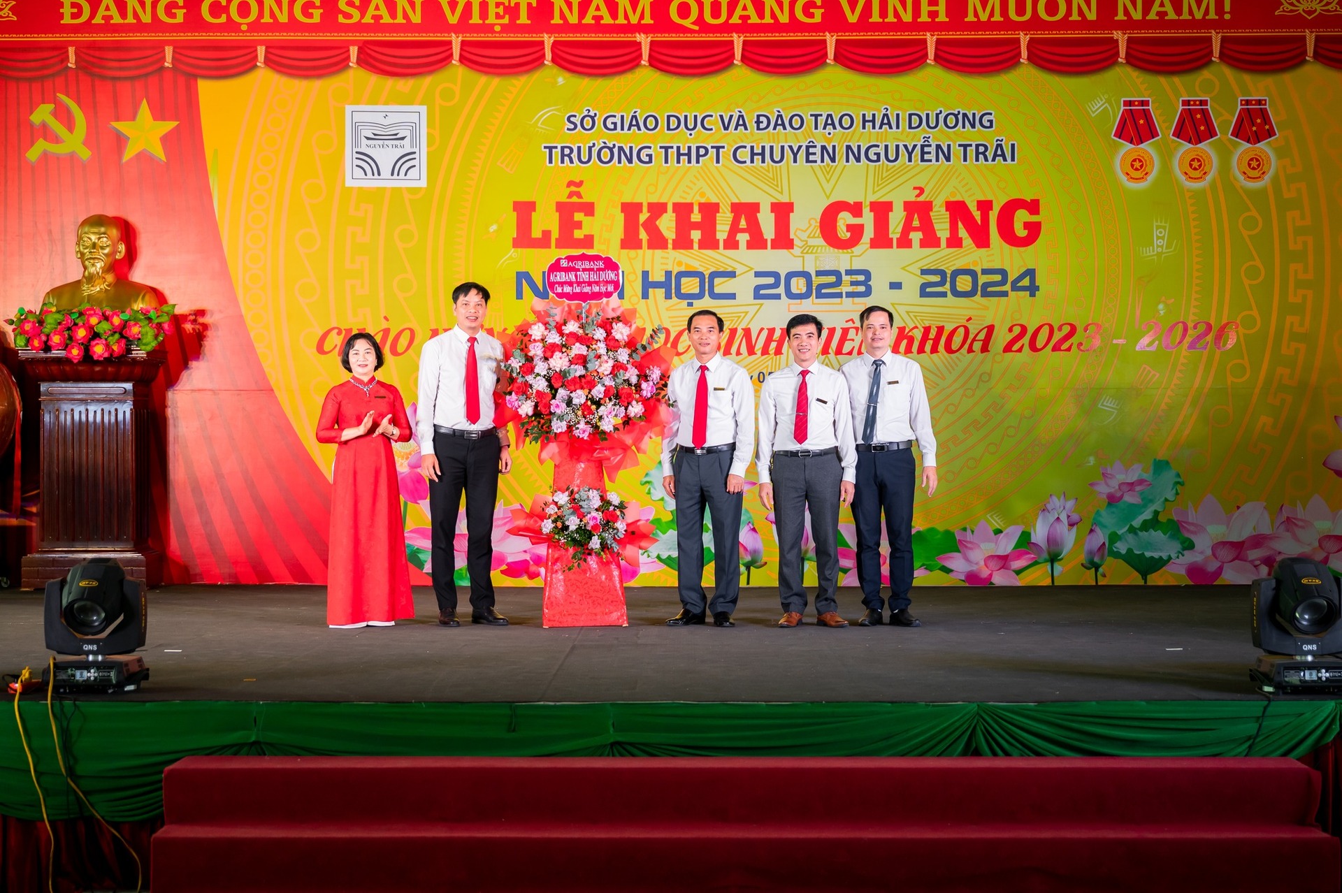 Nhấn để phóng to